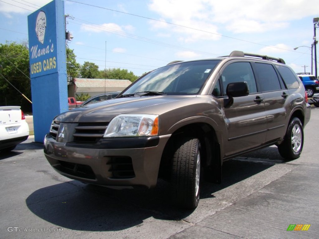 2004 Endeavor LS - Mineral Beige Pearl / Charcoal Gray photo #28