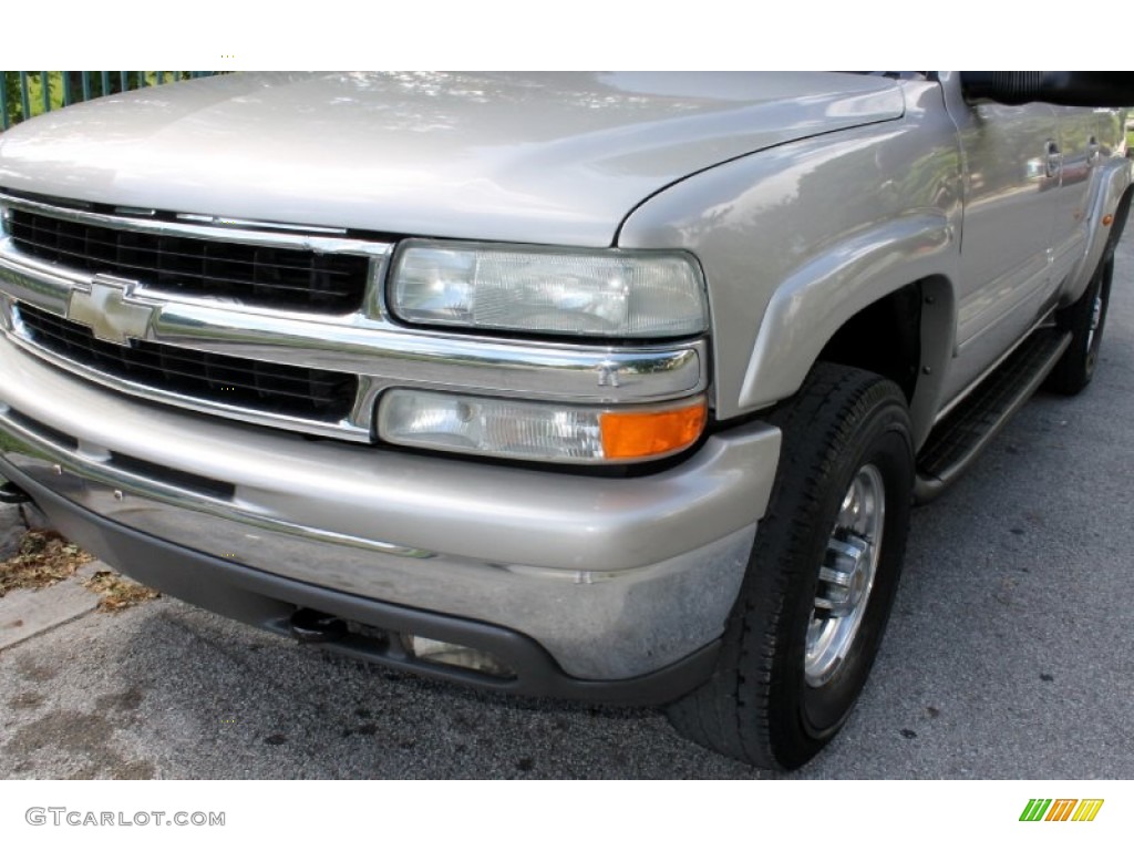 2004 Suburban K2500 LT 4x4 - Sandalwood Metallic / Gray/Dark Charcoal photo #13