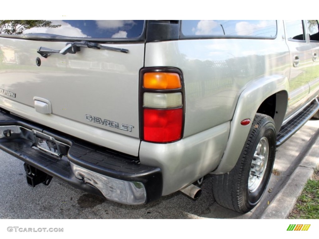 2004 Suburban K2500 LT 4x4 - Sandalwood Metallic / Gray/Dark Charcoal photo #16