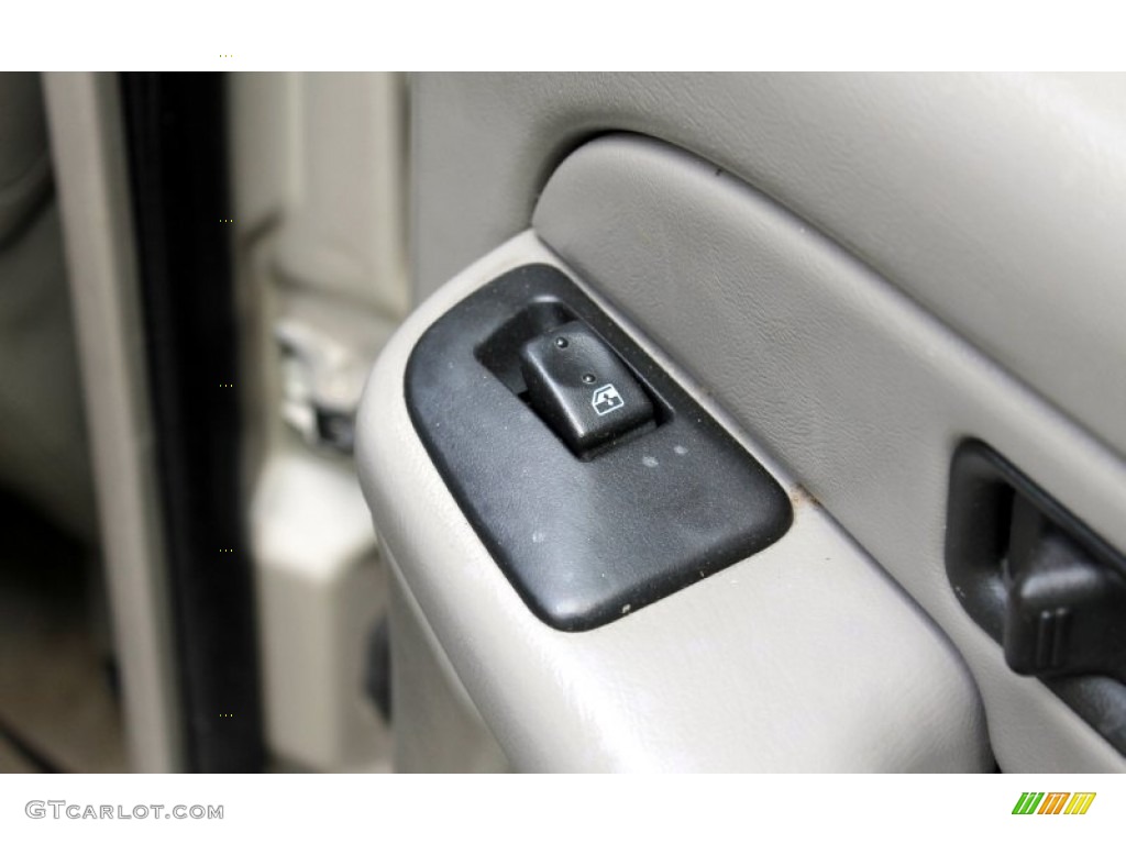 2004 Suburban K2500 LT 4x4 - Sandalwood Metallic / Gray/Dark Charcoal photo #30