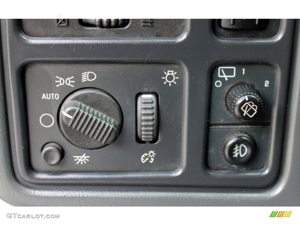 2004 Chevrolet Suburban K2500 LT 4x4 Controls Photo #64788846