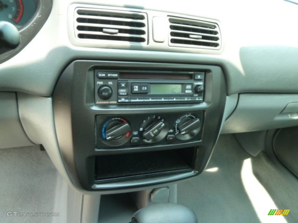 2003 Mitsubishi Galant DE Controls Photo #64795932