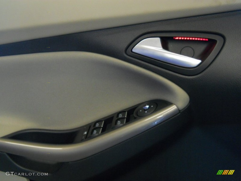 2012 Focus SEL 5-Door - Ingot Silver Metallic / Stone photo #12