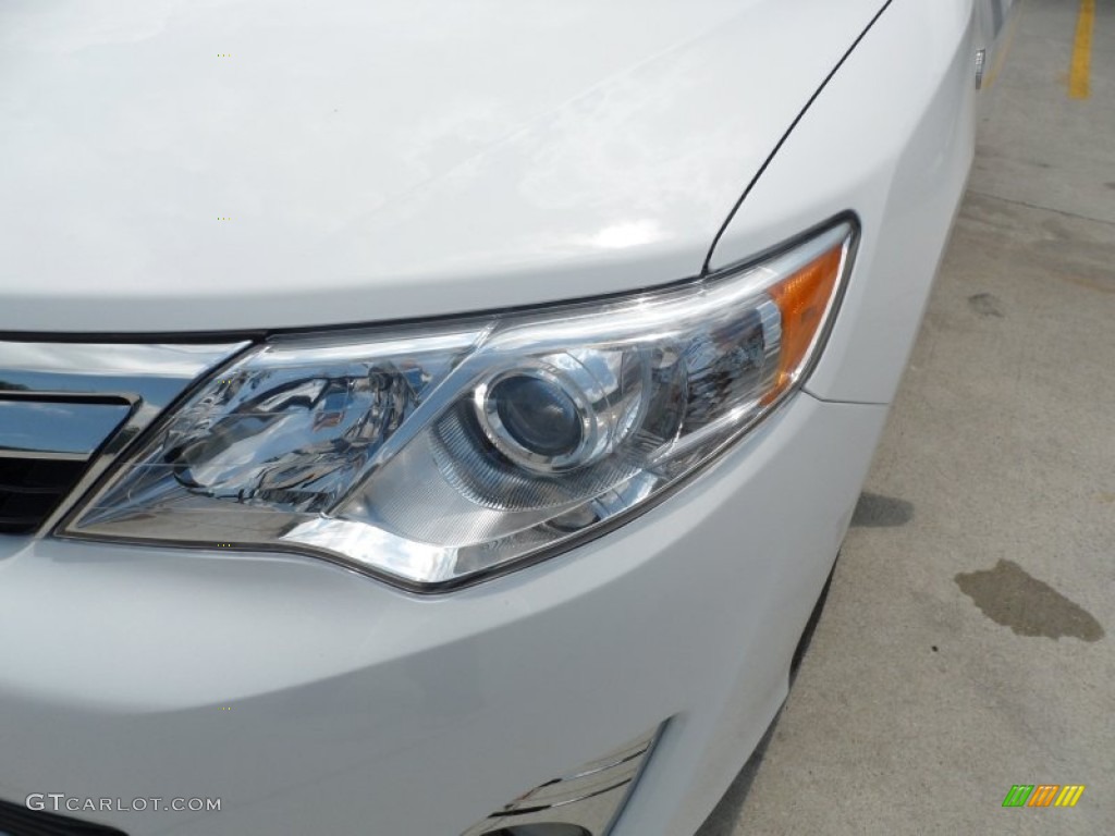 2012 Camry Hybrid XLE - Super White / Light Gray photo #9