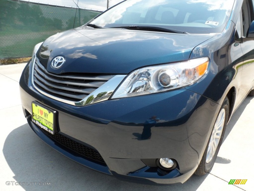 2012 Sienna XLE - South Pacific Pearl / Light Gray photo #10