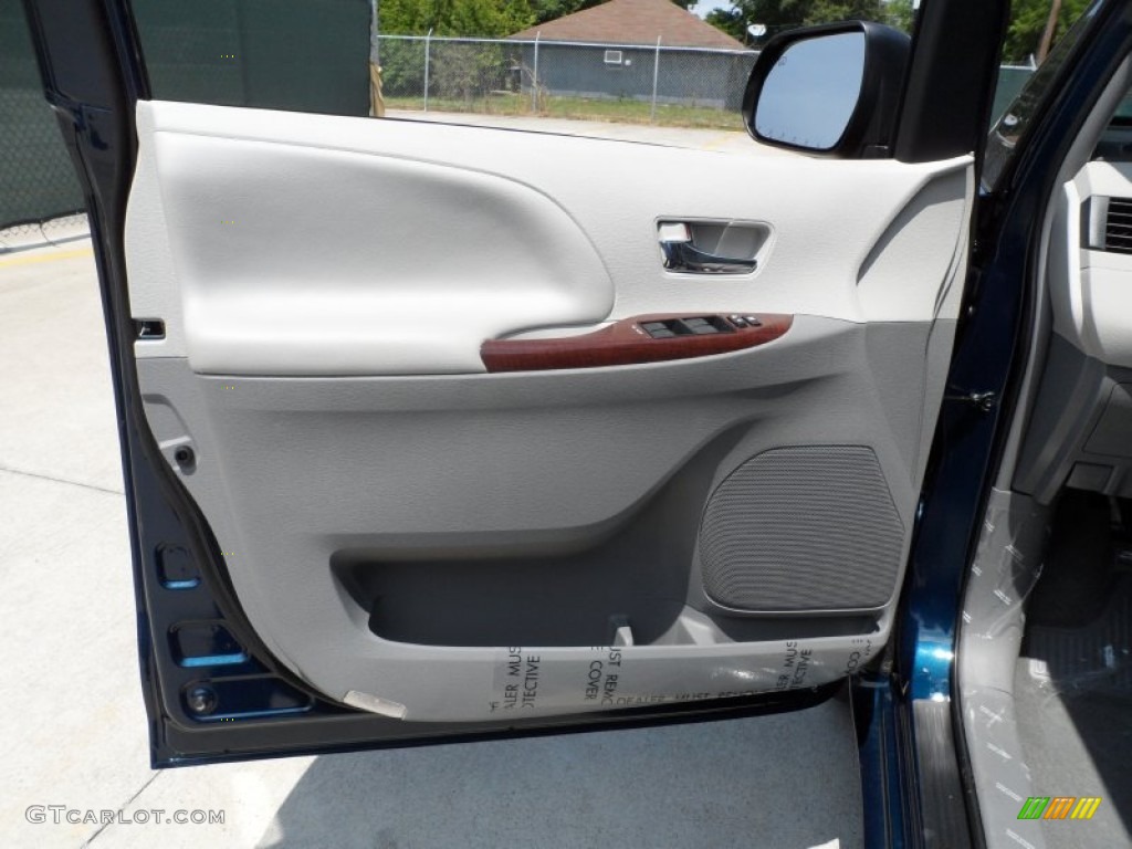 2012 Sienna XLE - South Pacific Pearl / Light Gray photo #24