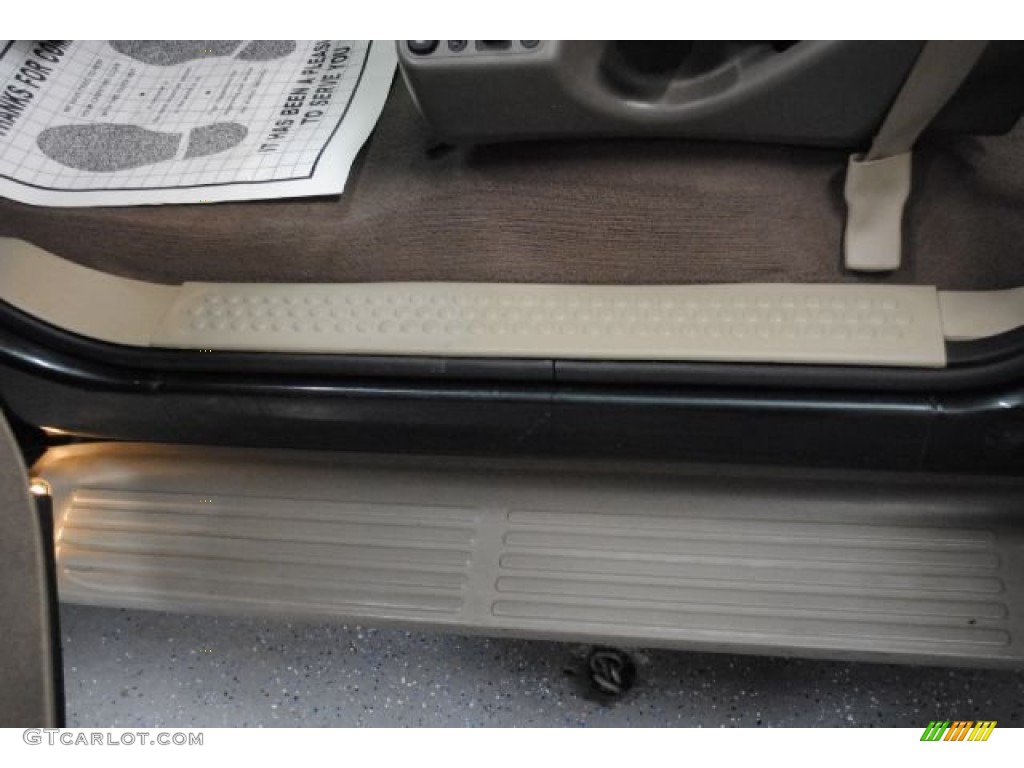 2004 Excursion Eddie Bauer 4x4 - Aspen Green Metallic / Medium Parchment photo #49