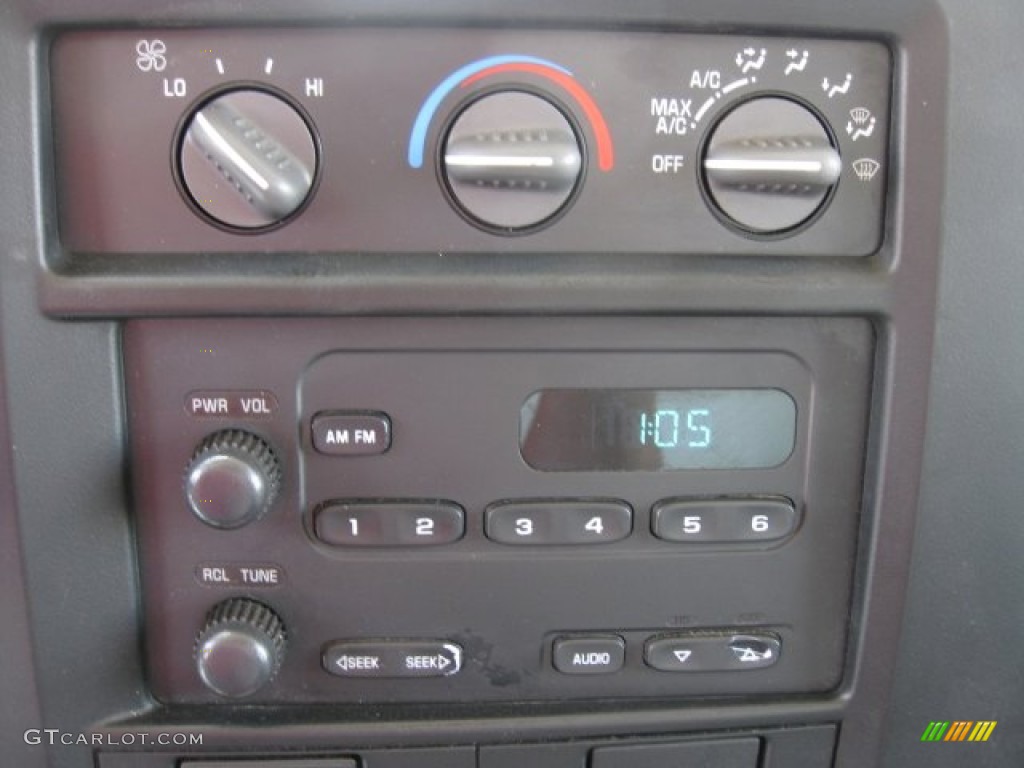 2005 GMC Savana Cutaway 3500 Commercial Moving Truck Audio System Photo #64903307