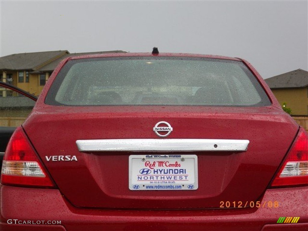 2011 Versa 1.8 S Sedan - Red Brick / Charcoal photo #11
