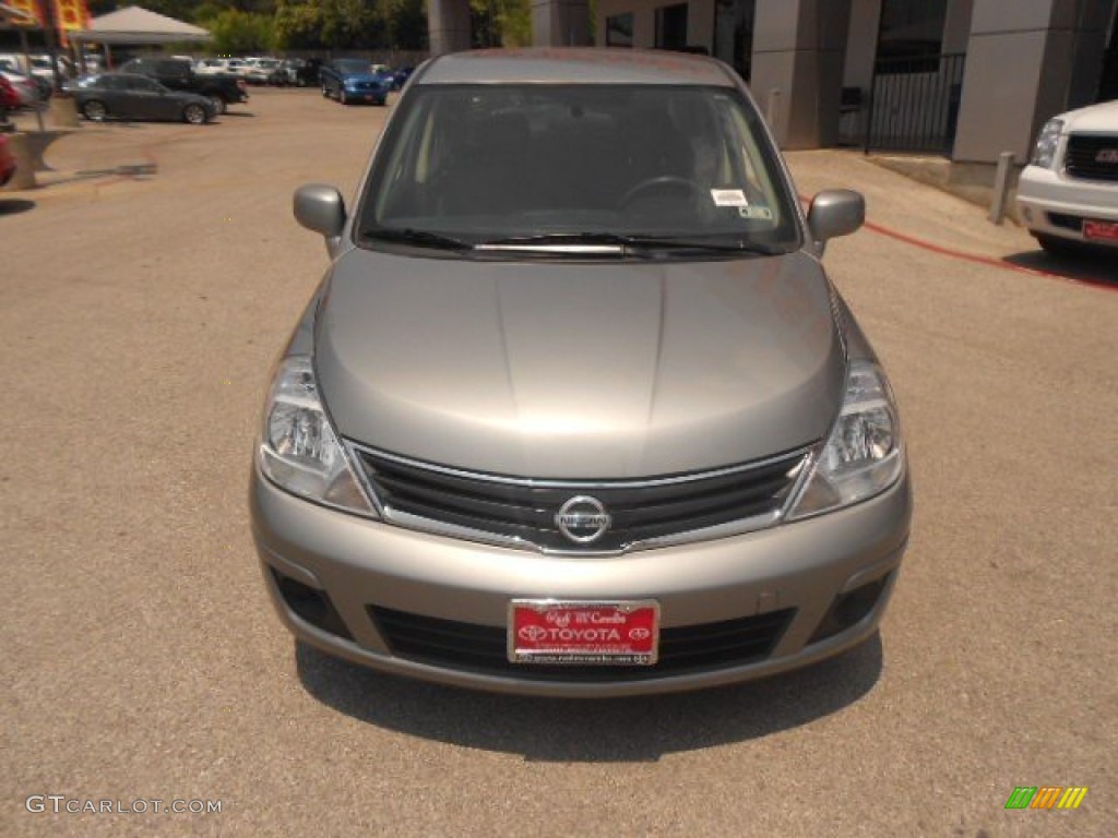 2011 Versa 1.8 S Sedan - Magnetic Gray Metallic / Charcoal photo #2