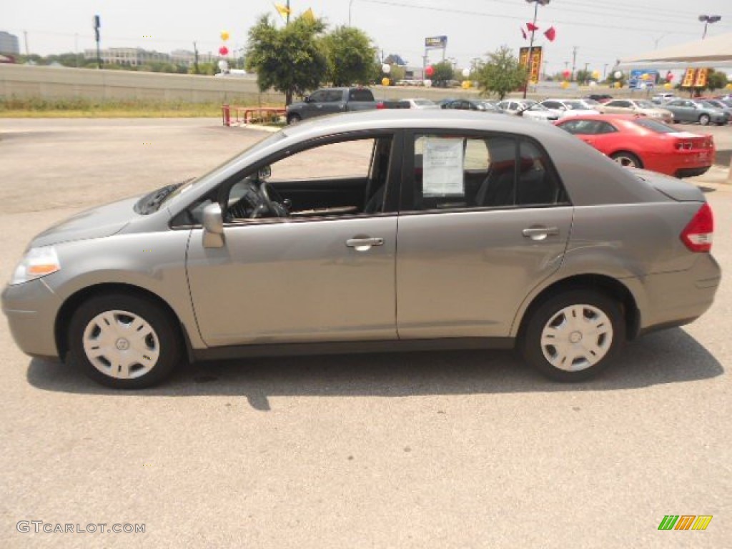 2011 Versa 1.8 S Sedan - Magnetic Gray Metallic / Charcoal photo #4