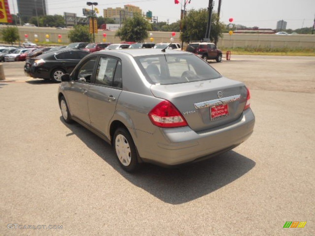 2011 Versa 1.8 S Sedan - Magnetic Gray Metallic / Charcoal photo #5