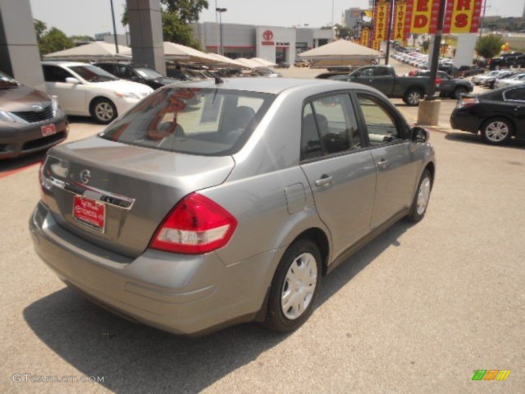 2011 Versa 1.8 S Sedan - Magnetic Gray Metallic / Charcoal photo #7