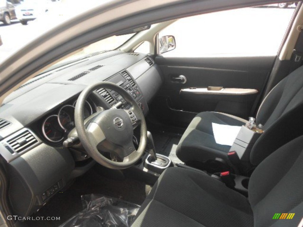 2011 Versa 1.8 S Sedan - Magnetic Gray Metallic / Charcoal photo #10