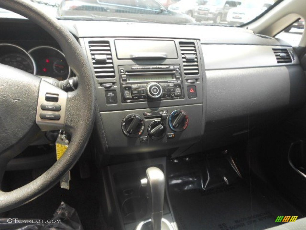 2011 Versa 1.8 S Sedan - Magnetic Gray Metallic / Charcoal photo #17