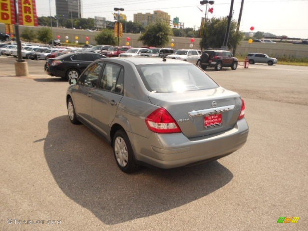 2011 Versa 1.8 S Sedan - Magnetic Gray Metallic / Charcoal photo #5