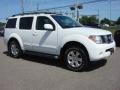 Avalanche White - Pathfinder LE 4x4 Photo No. 5