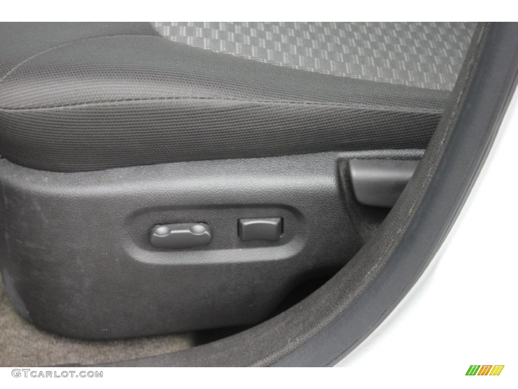 2011 HHR LT - Arctic Ice White / Gray photo #3