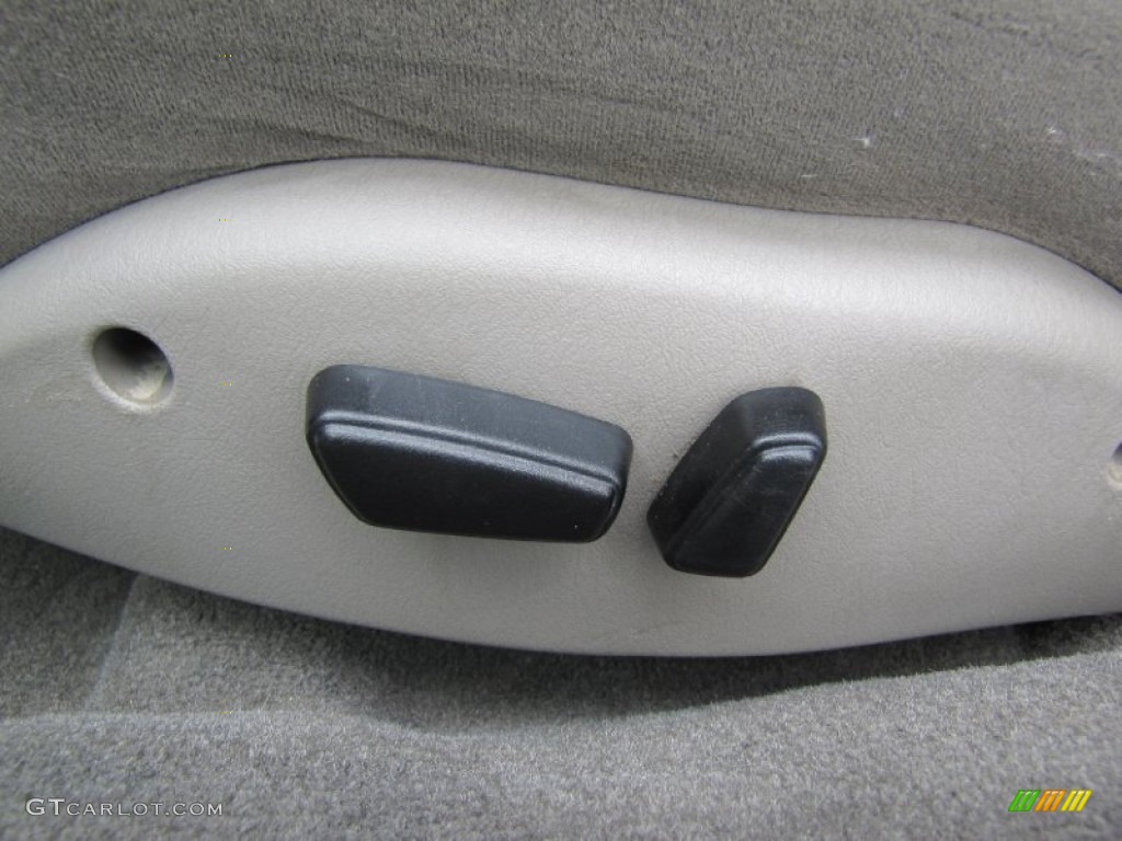 2003 Intrepid SXT - Stone White / Sandstone photo #14