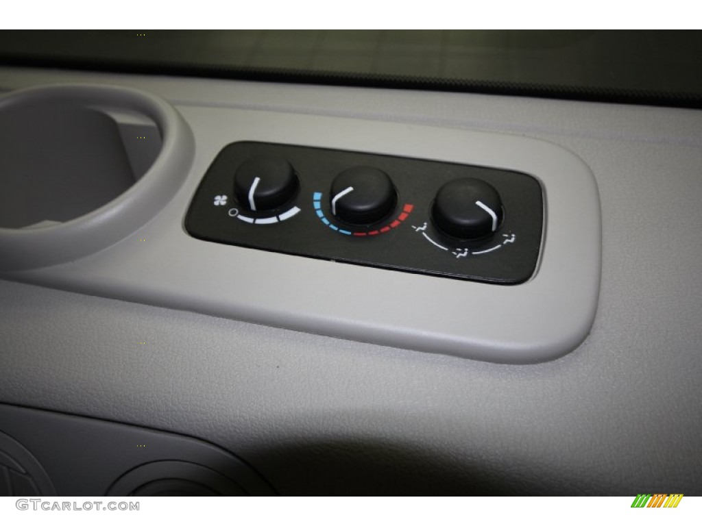 2009 Jeep Commander Overland 4x4 Controls Photo #65001918