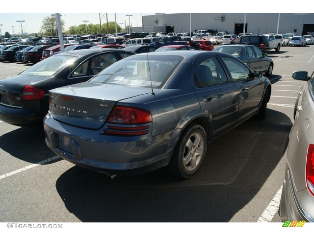 2002 Stratus SE Sedan - Onyx Green Pearl / Dark Slate Gray photo #2