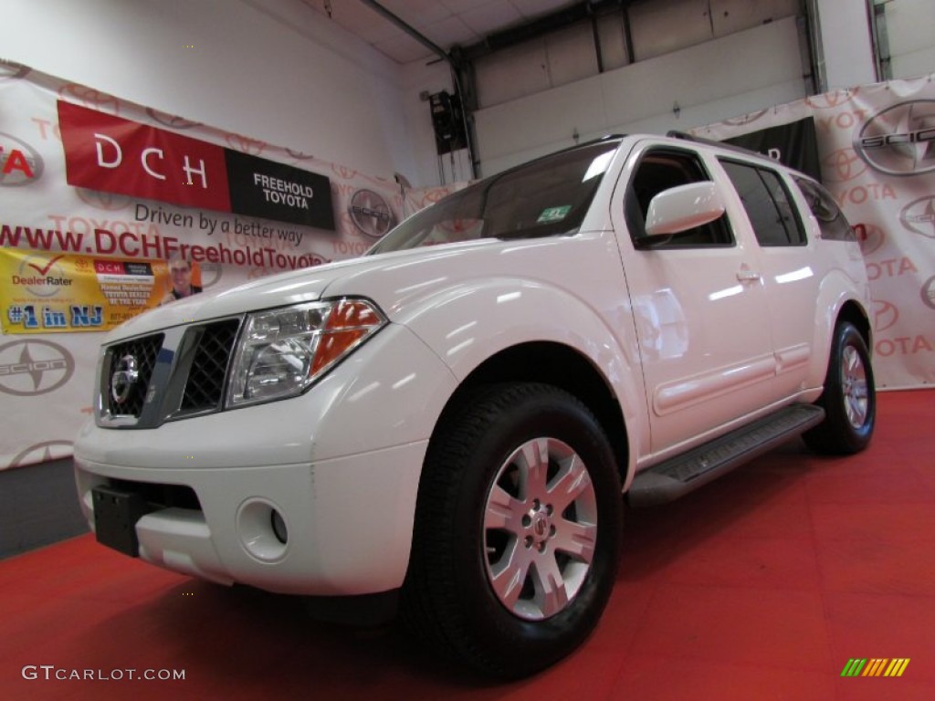 Avalanche White Nissan Pathfinder
