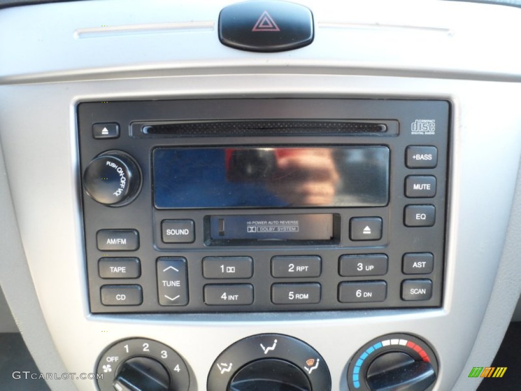 2006 Suzuki Forenza Wagon Audio System Photo #65033175