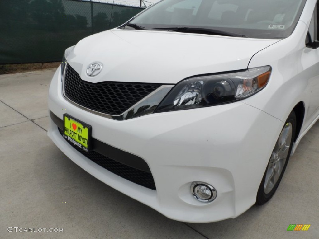 2012 Sienna SE - Super White / Dark Charcoal photo #10