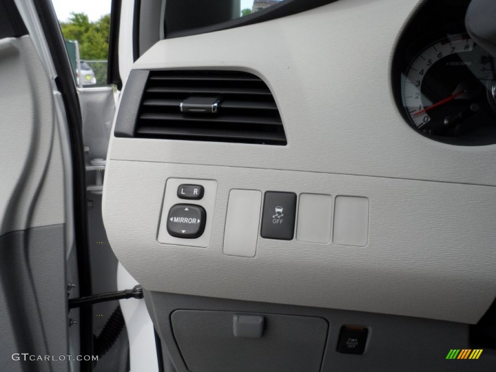 2012 Sienna SE - Super White / Dark Charcoal photo #36