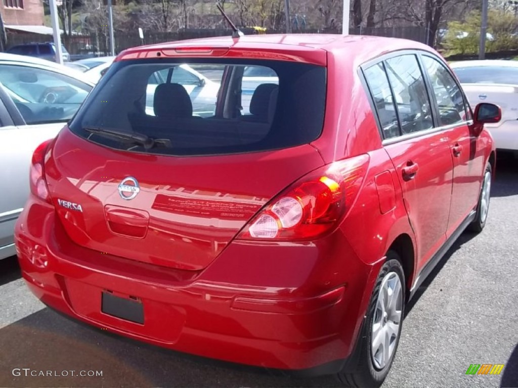 2011 Versa 1.8 S Hatchback - Red Alert / Charcoal photo #5