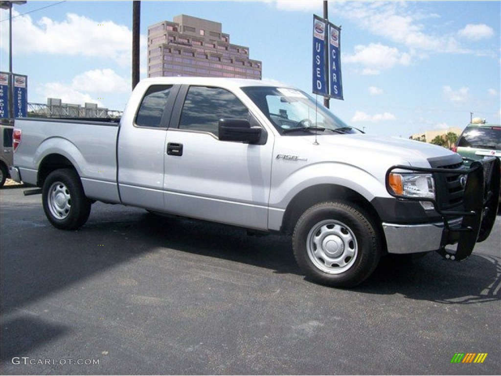 2010 F150 XL SuperCab - Ingot Silver Metallic / Black photo #2