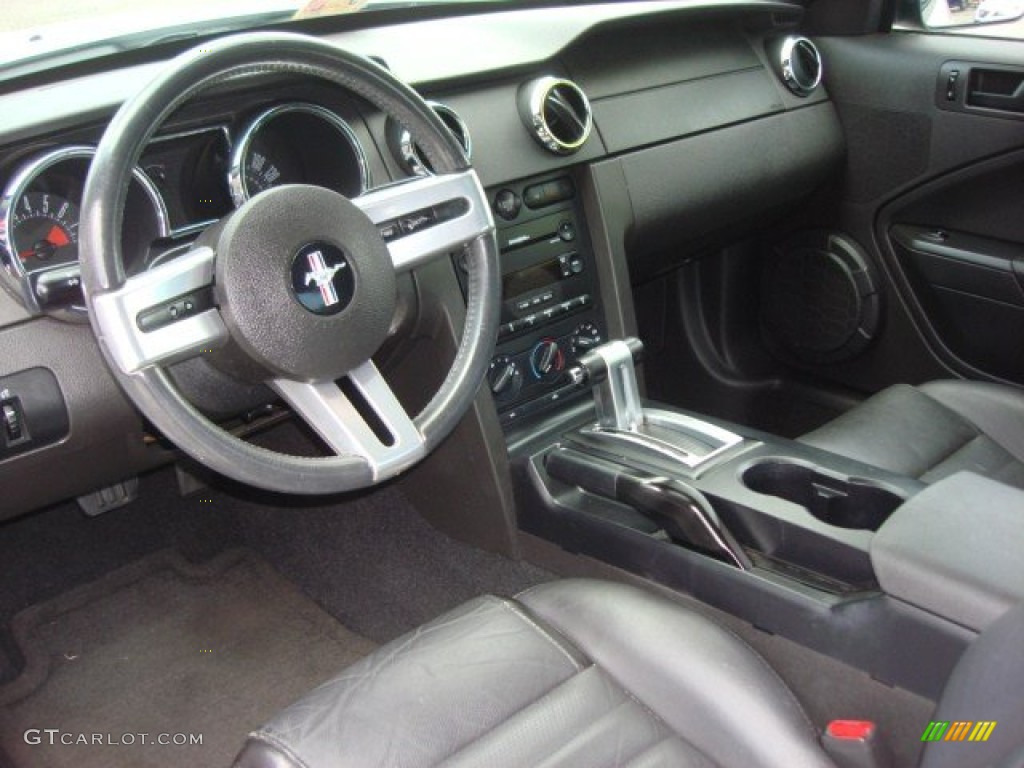 Dark Charcoal Interior 2006 Ford Mustang GT Premium Coupe Photo #65087333