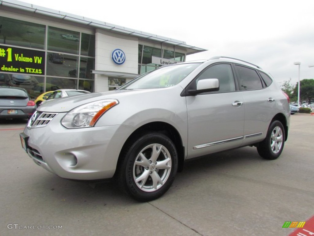 Silver Ice Metallic Nissan Rogue