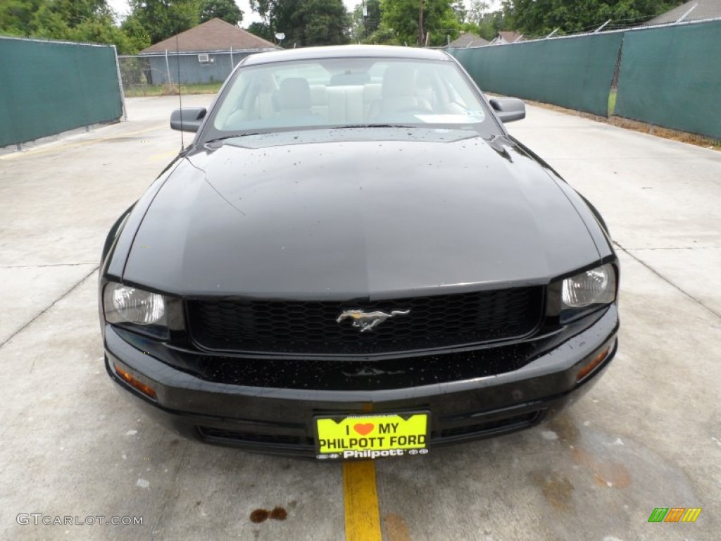 2005 Mustang V6 Premium Coupe - Black / Medium Parchment photo #8