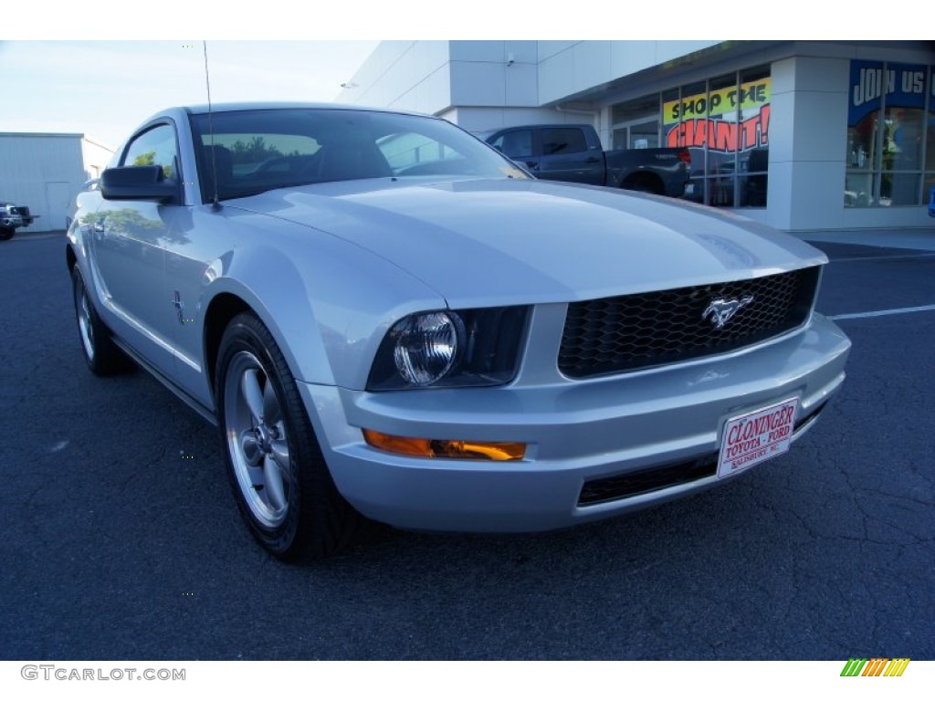 2005 Mustang V6 Premium Coupe - Satin Silver Metallic / Dark Charcoal photo #2