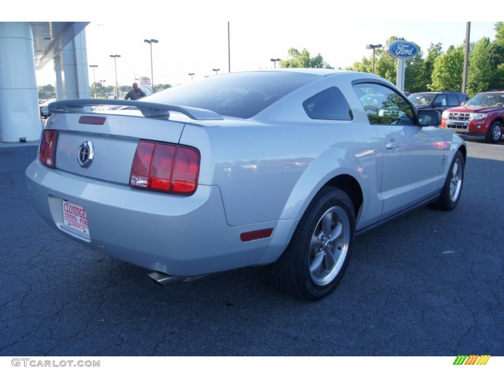 2005 Mustang V6 Premium Coupe - Satin Silver Metallic / Dark Charcoal photo #3