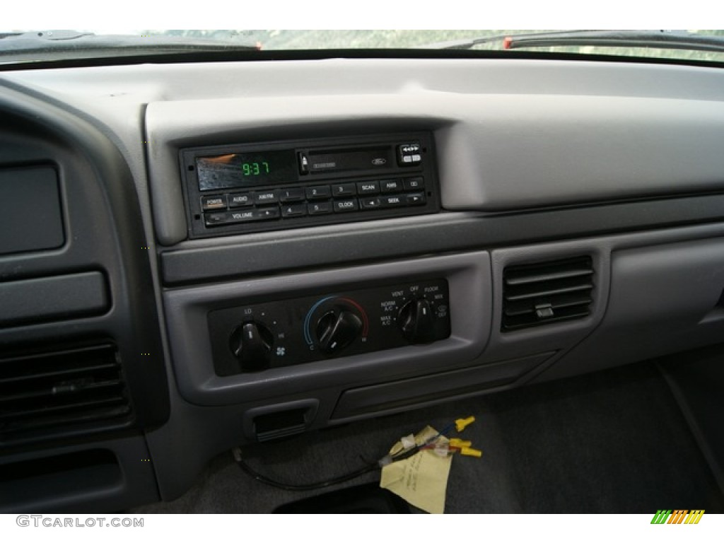 1997 F250 XLT Extended Cab 4x4 - Oxford White / Medium Graphite photo #16