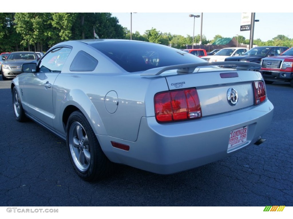2005 Mustang V6 Premium Coupe - Satin Silver Metallic / Dark Charcoal photo #31