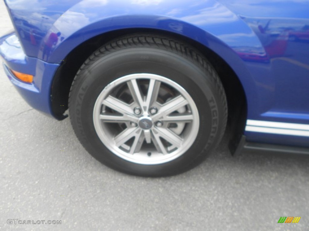 2005 Mustang V6 Deluxe Coupe - Sonic Blue Metallic / Light Graphite photo #17