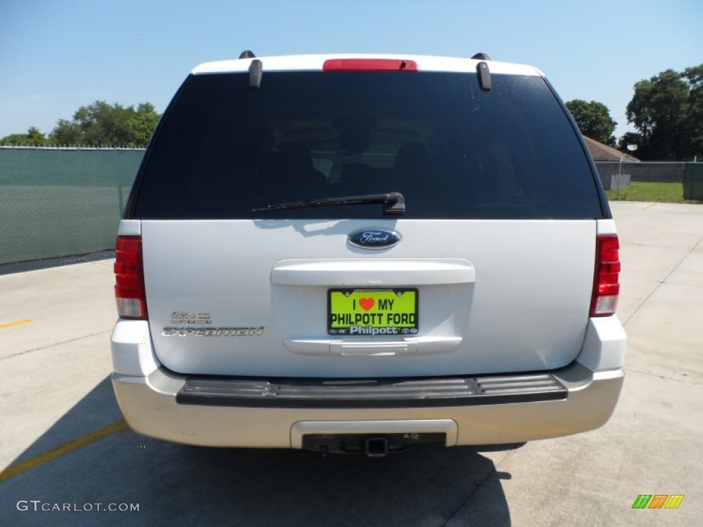 2005 Expedition XLT 4x4 - Oxford White / Medium Parchment photo #4