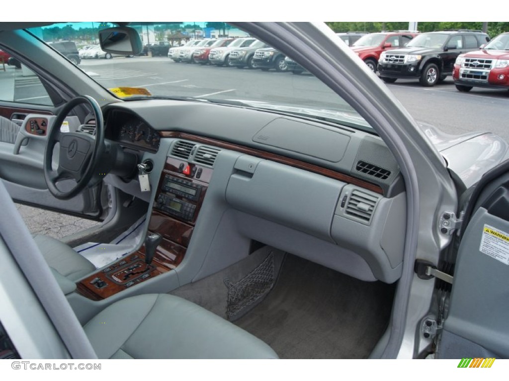 1999 Mercedes-Benz E 320 Sedan Grey Dashboard Photo #65178315