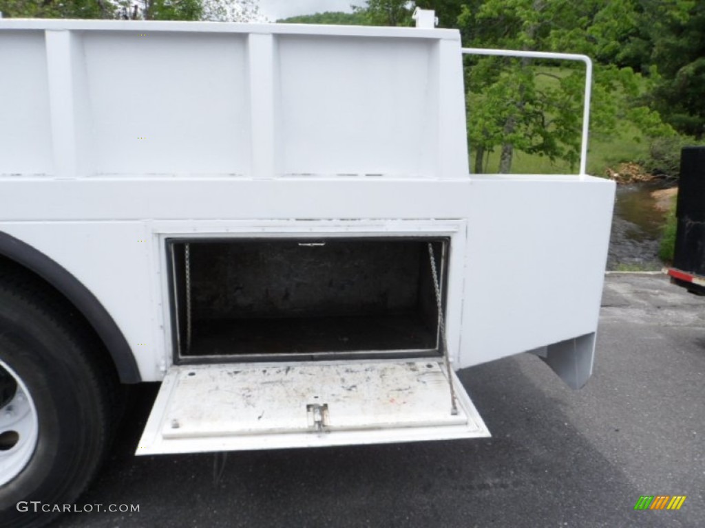 2001 F750 Super Duty XL Crew Cab Utility Truck - Oxford White / Medium Graphite photo #8