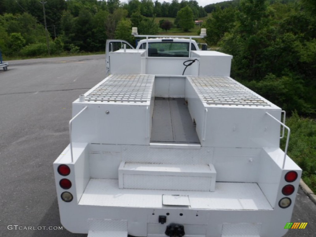 2001 F750 Super Duty XL Crew Cab Utility Truck - Oxford White / Medium Graphite photo #12
