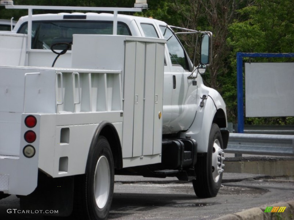 2001 F750 Super Duty XL Crew Cab Utility Truck - Oxford White / Medium Graphite photo #13