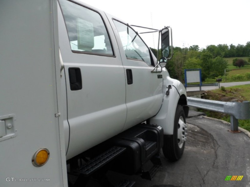 2001 F750 Super Duty XL Crew Cab Utility Truck - Oxford White / Medium Graphite photo #36