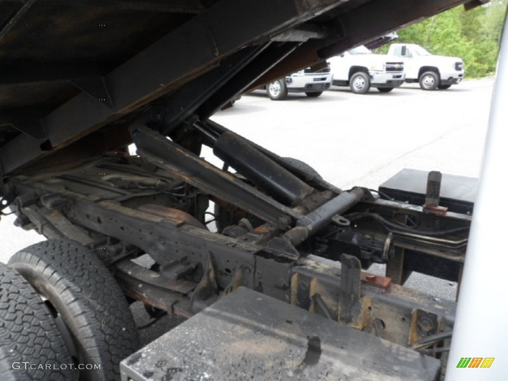 2005 Ford F350 Super Duty XL Regular Cab 4x4 Stake Truck Undercarriage Photo #65220300