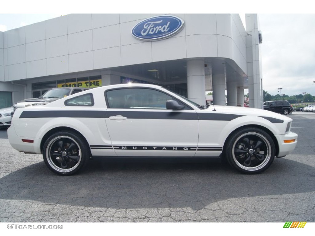 2005 Mustang V6 Deluxe Coupe - Performance White / Light Graphite photo #1