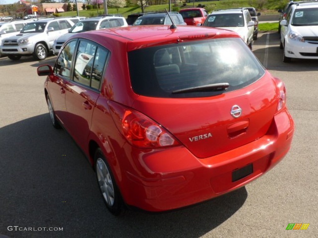 2010 Versa 1.8 S Hatchback - Red Alert / Charcoal photo #5
