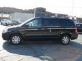 2009 Brilliant Black Crystal Pearl Chrysler Town & Country Touring  photo #4