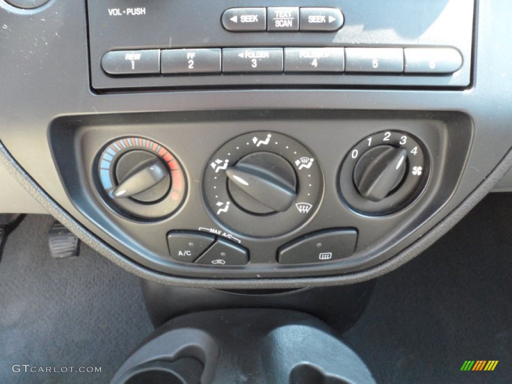 2007 Ford Focus ZX4 S Sedan Controls Photo #65349555